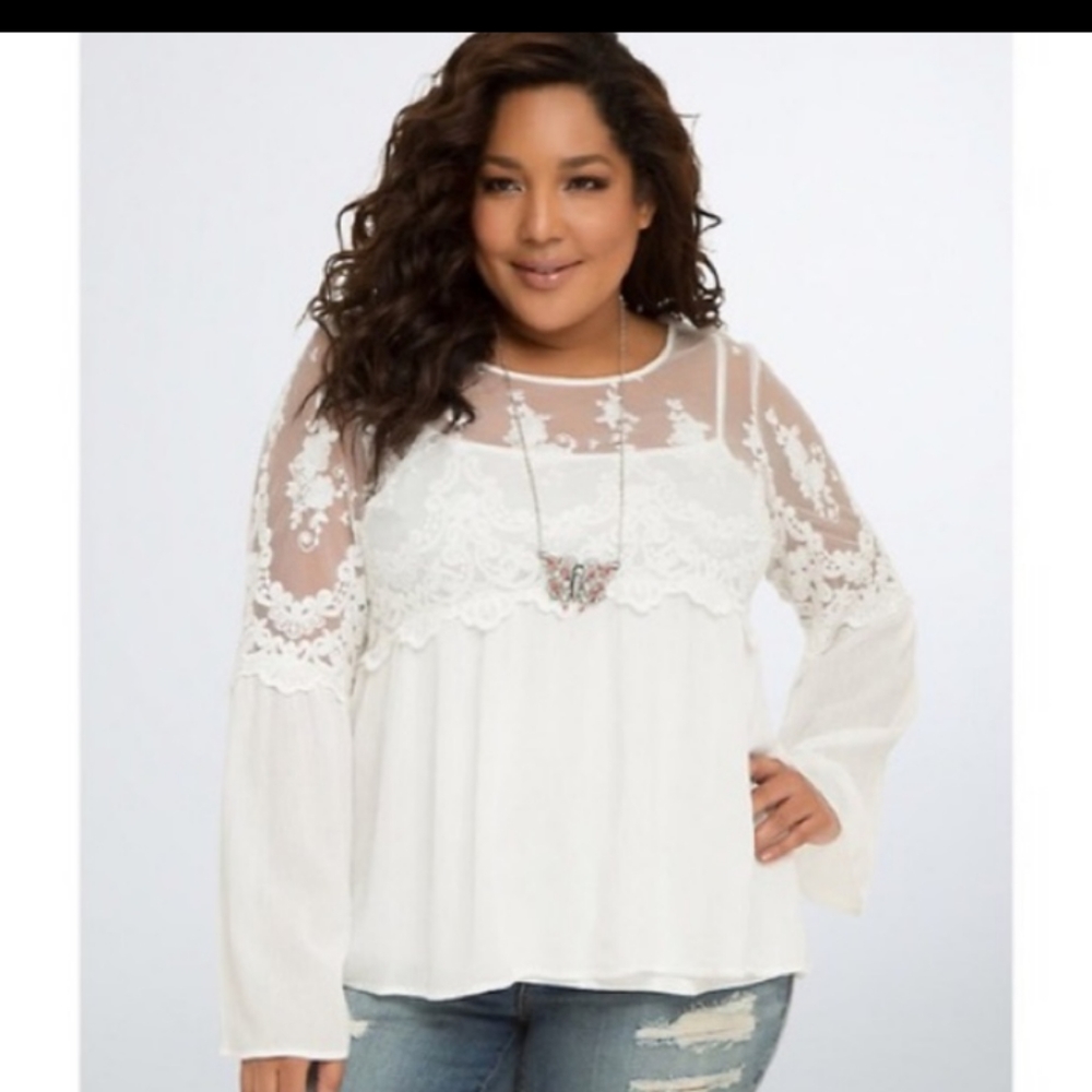 🌼White Embroidered Bell Sleeve Top🌼